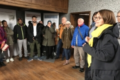 Manon Pirags erzählt Mitgliedern des Asylkreises Bork und Flüchtlingen, die deutsch lernen, die Ausstellung in der alten Synagoge